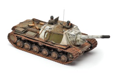 Beyaz arka planda bir askeri tank modeli.