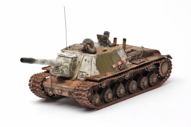 Beyaz arka planda bir askeri tank modeli.