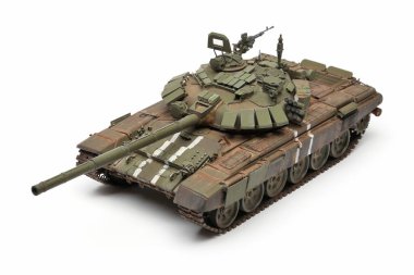 Beyaz arka planda bir askeri tank modeli.