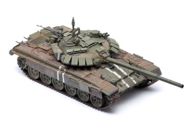 Beyaz arka planda bir askeri tank modeli.