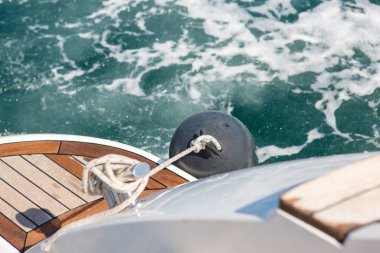 Denizde yem, yaz tatili yat parçaları halatlar