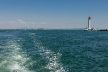 Deniz feneri ve dalgalar