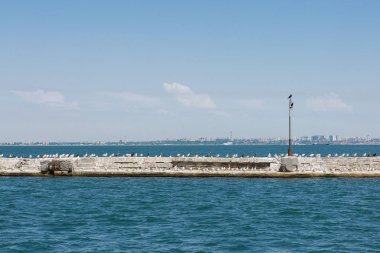 Deniz feneri ve dalgalar