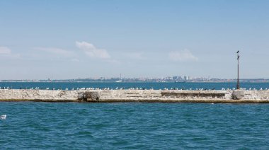 Deniz feneri ve dalgalar