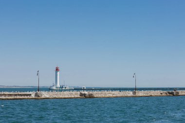 Deniz feneri ve dalgalar