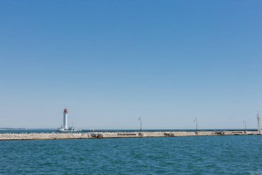 Deniz feneri ve dalgalar