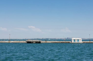 Deniz feneri ve dalgalar