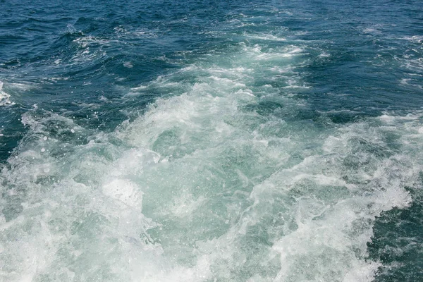 Κύματα Εκτοξεύεται Γιοτ Κομμάτι — Φωτογραφία Αρχείου