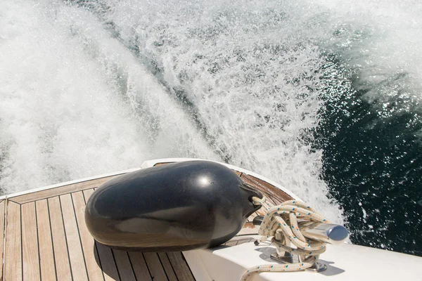 Denizde yem, yaz tatili yat parçaları halatlar