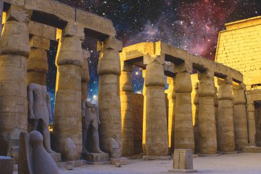 Karnak Tapınağı, tapınağın kalıntıları, duvarda kabartmalı hiyeroglifler.