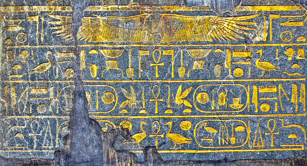 神殿的废墟 卡尔纳克神殿 把象形文字铭刻在墙上 — 图库照片