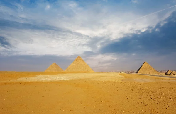 萨哈拉沙漠中的吉萨高原 开罗的大金字塔 — 图库照片