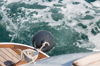 Denizde dalgalar sıçramasına, yat parça besleme, yaz tatili yat parçaları halatlar