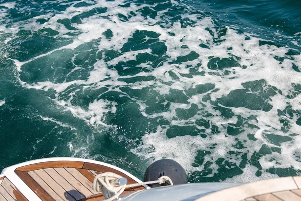 Jacht Części Liny Paszy Letnie Wakacje Morzu Fale Rozpryskiwania Jacht — Zdjęcie stockowe