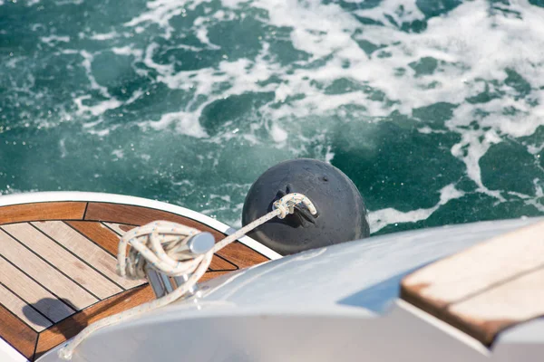 Denizde dalgalar sıçramasına, yat parça besleme, yaz tatili yat parçaları halatlar