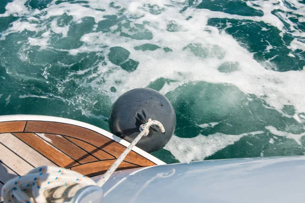 Denizde dalgalar sıçramasına, yat parça besleme, yaz tatili yat parçaları halatlar