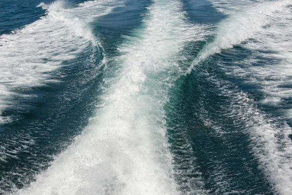 Denizde dalgalar sıçramasına, yat parça besleme, yaz tatili yat parçaları halatlar