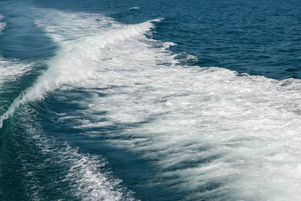 Denizde dalgalar sıçramasına, yat parça besleme, yaz tatili yat parçaları halatlar