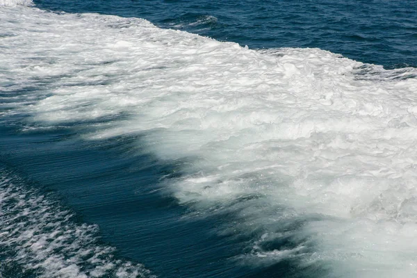 Denizde dalgalar sıçramasına, yat parça besleme, yaz tatili yat parçaları halatlar