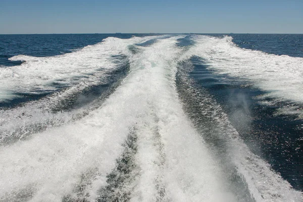 Denizde dalgalar sıçramasına, yat parça besleme, yaz tatili yat parçaları halatlar