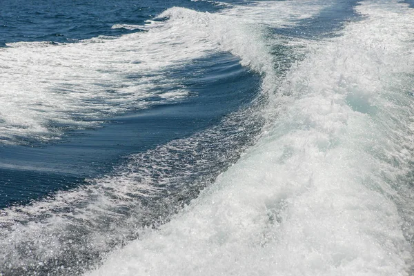 Denizde dalgalar sıçramasına, yat parça besleme, yaz tatili yat parçaları halatlar