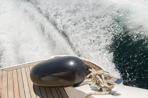 Denizde dalgalar sıçramasına, yat parça besleme, yaz tatili yat parçaları halatlar