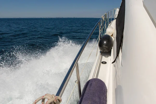 Denizde dalgalar sıçramasına, yat parça besleme, yaz tatili yat parçaları halatlar