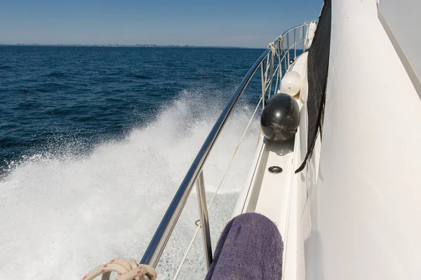 Denizde dalgalar sıçramasına, yat parça besleme, yaz tatili yat parçaları halatlar