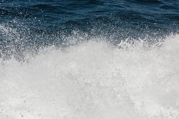 Denizde dalgalar sıçramasına, yat parça besleme, yaz tatili yat parçaları halatlar