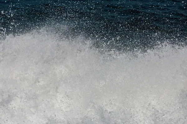 Denizde dalgalar sıçramasına, yat parça besleme, yaz tatili yat parçaları halatlar