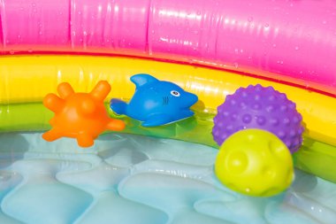 Oyuncak dolu şişme havuz.
