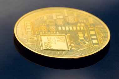 Kripto altın sikkeler - Bitcoin, Ethereum dolar arkaplanlı. Sanal para kavramı.