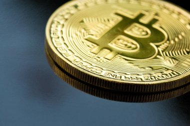 Kripto altın sikkeler - Bitcoin, Ethereum dolar arkaplanlı. Sanal para kavramı.