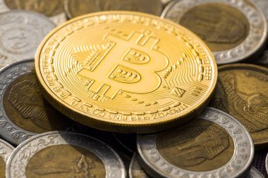 Kripto altın sikkeler - Bitcoin, Ethereum dolar arkaplanlı. Sanal para kavramı.