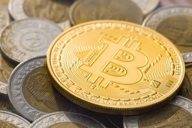 Kripto altın sikkeler - Bitcoin, Ethereum dolar arkaplanlı. Sanal para kavramı.