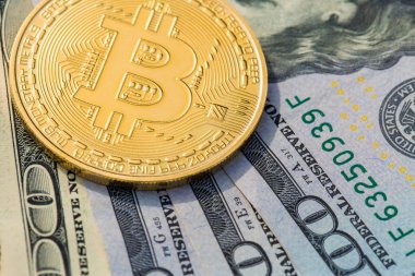 Kripto altın sikkeler - Bitcoin, Ethereum dolar arkaplanlı. Sanal para kavramı.