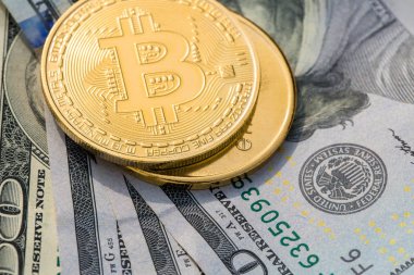 Kripto altın sikkeler - Bitcoin, Ethereum dolar arkaplanlı. Sanal para kavramı.