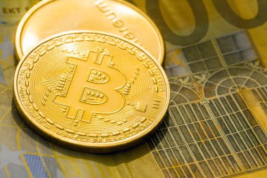 Kripto altın sikkeler - Bitcoin, Ethereum dolar arkaplanlı. Sanal para kavramı.