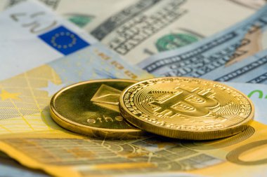 Kripto altın sikkeler - Bitcoin, Ethereum dolar arkaplanlı. Sanal para kavramı.