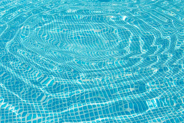 Schwimmbad Mit Wasser Und Sonnenreflexen — Stockfoto
