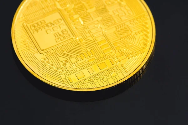 Kripto altın sikkeler - Bitcoin, Ethereum dolar arkaplanlı. Sanal para kavramı.