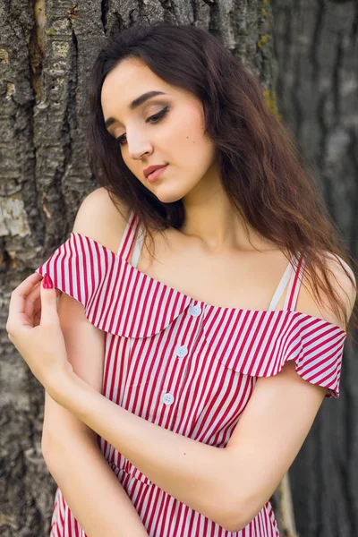 Menina Vestido Vermelho Natureza Verão Retrato Uma Menina Bonita Verão — Fotografia de Stock