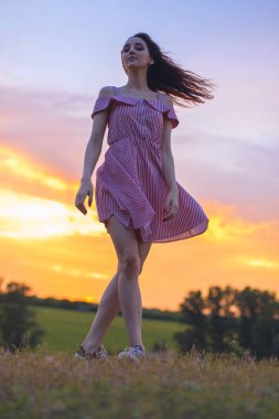  Yaz aylarında güzel bir kızın portresi