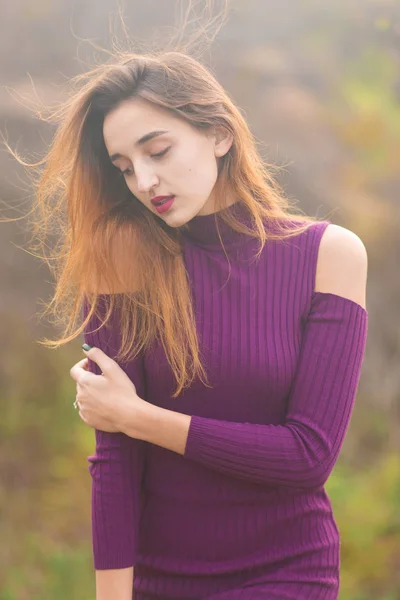 Chica Vestido Lila Naturaleza Otoño Retrato Una Hermosa Niña Otoño — Foto de Stock