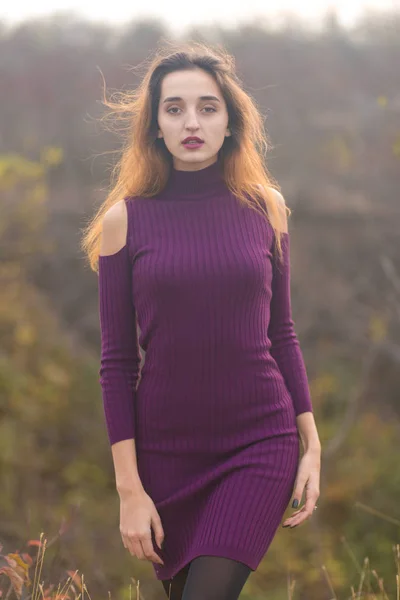 Chica Vestido Lila Naturaleza Otoño Retrato Una Hermosa Niña Otoño — Foto de Stock