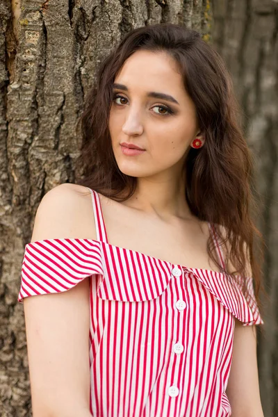 Retrato Uma Menina Bonita Verão Floresta — Fotografia de Stock