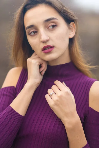 Mädchen Fliederfarbenem Kleid Über Die Natur Herbst Porträt Eines Schönen — Stockfoto