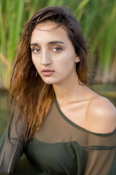 Retrato Verão Uma Menina Nadadora Retrato Emocional Uma Menina Água — Fotografia de Stock