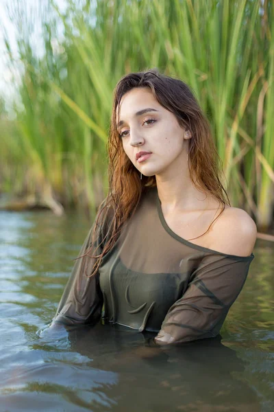 Retrato Verão Uma Menina Nadadora Retrato Emocional Uma Menina Água — Fotografia de Stock