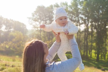 Mutlu anne ile çocuk alanında
